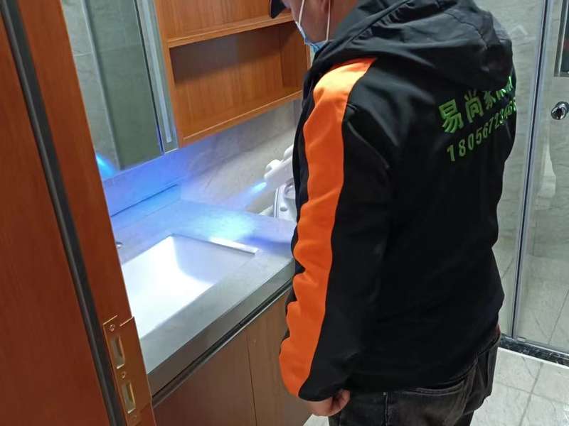 蜀中药业办公楼/厂区门头玻璃清洗作业,亳州药企日常保洁与门面维护。
