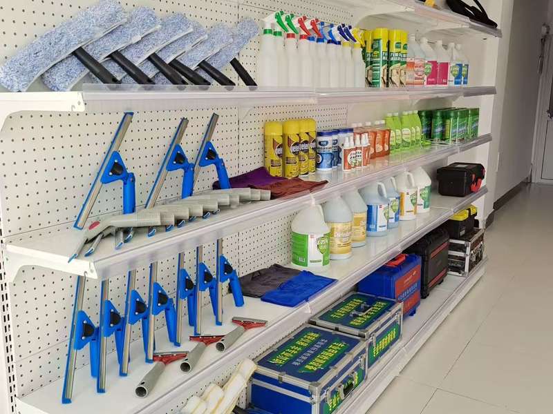 易尚家保洁门店工具货架,专业擦窗器、清洁杆等工具配置。