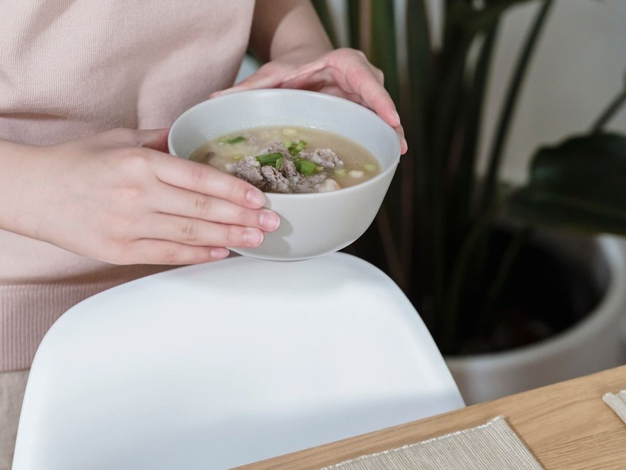 鹿邑月嫂制作月子餐,营养汤品端送产妇