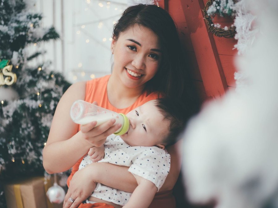 鹿邑月嫂指导产妇哺乳姿势与母乳喂养
