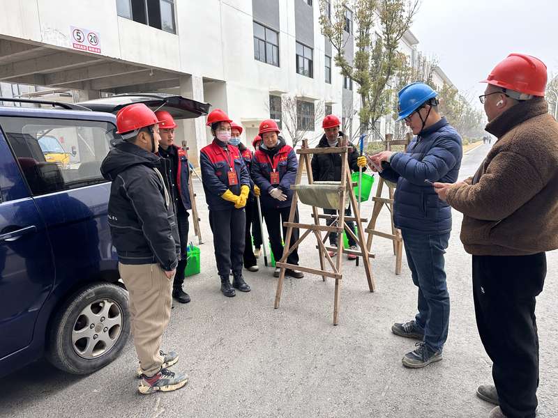 鹿邑城市建设项目现场，鹿邑美家保洁团队参加安全交底/作业前准备，为后续高空玻璃清洗做准备。