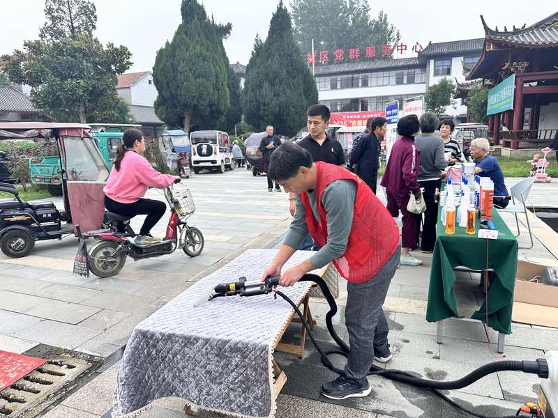 鹿邑社区党群服务中心前,鹿邑美家保洁志愿者开展布艺(床垫/沙发垫)公益清洗服务。