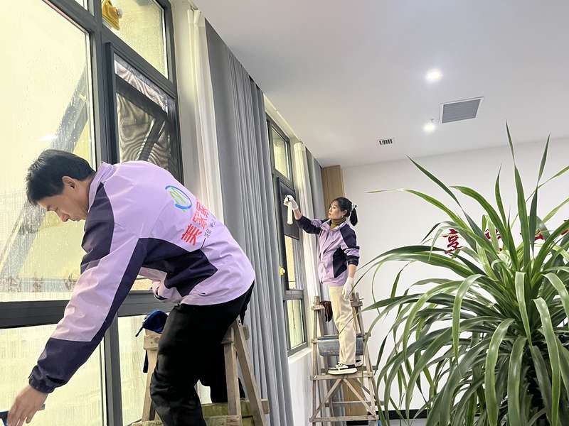 鹿邑企事业单位办公楼高处窗户清洗,两人协同作业,政企办公楼保洁服务。