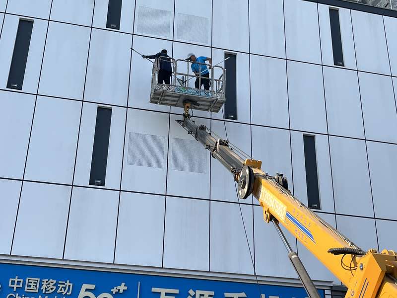 鹿邑大润城商业综合体(德克士门店所在楼)外墙高空清洗,城市商业立面保洁。