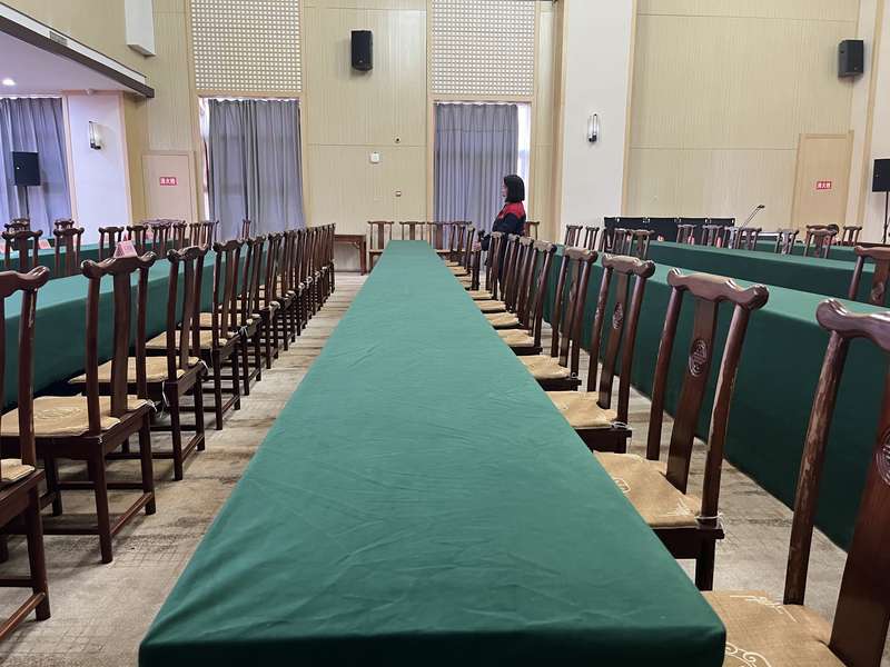 鹿邑县人大/政协会议会场保洁后实景,长条会议桌、座椅整齐布置,连续8年指定会场保洁。