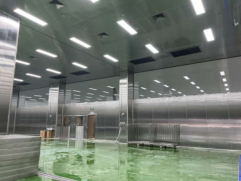 锅圈食汇旗下食品工厂车间地面与排水沟清洁,工厂日常保洁与卫生维护。