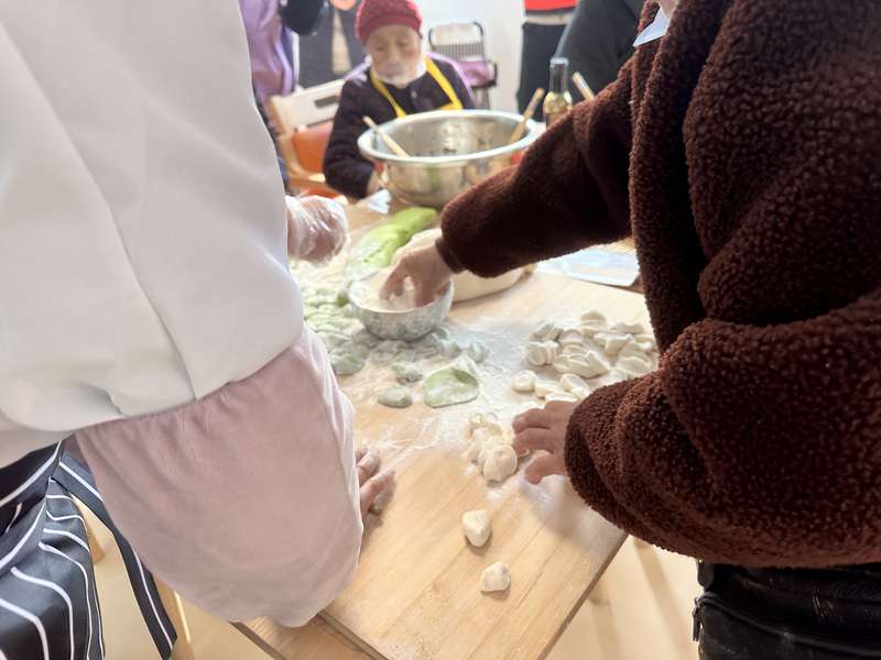 鹿邑社区养老驿站冬至包饺子特写，日间照料中心助餐活动。