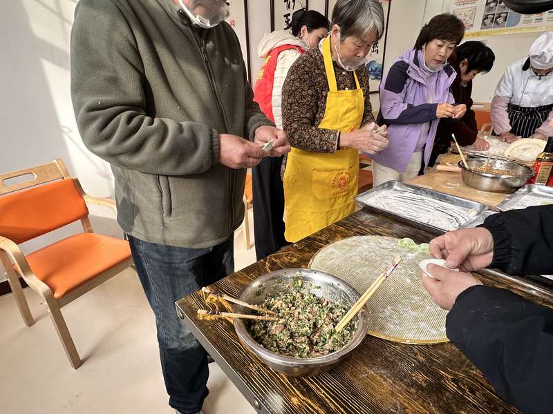 鹿邑社区养老驿站老人包饺子现场，社区日间照料中心日常文娱助餐活动。