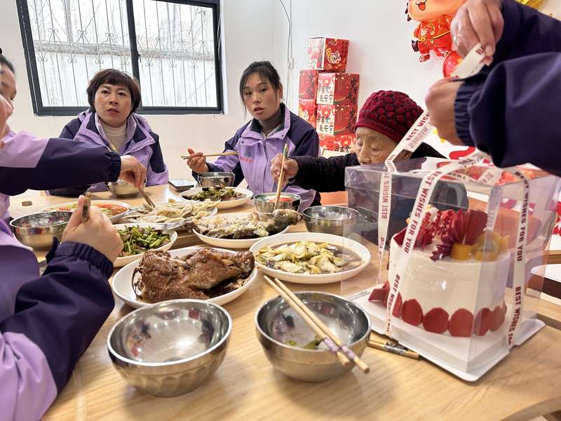 鹿邑社区养老驿站助餐服务,护理员与老人共进生日餐,日间照料中心助餐+陪伴。