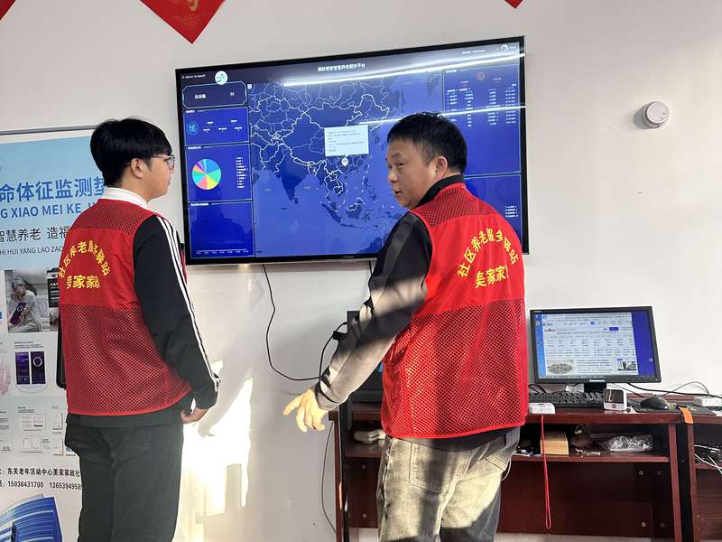 鹿邑智慧养老平台数据大屏展示,工作人员讲解居家养老服务运营数据与地图分布。