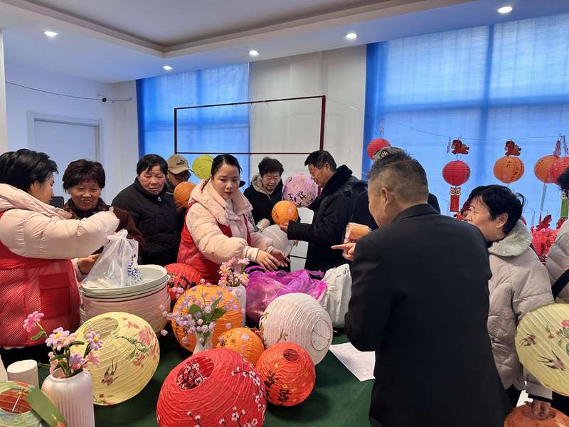 鹿邑社区养老驿站手工灯笼活动,老人与志愿者一起制作元宵节/节日灯笼。