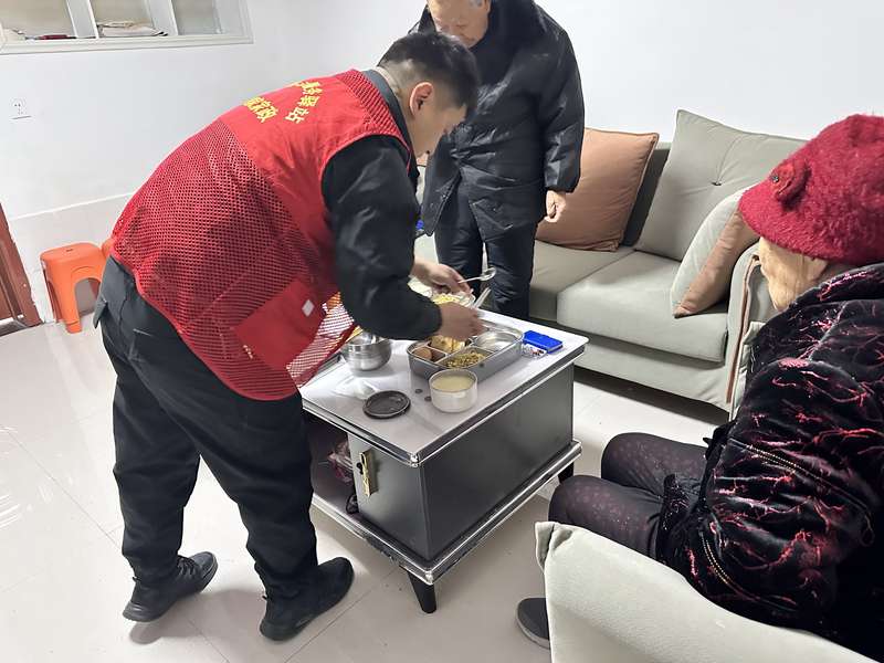 鹿邑上门助餐服务,护理员为居家老人送餐、喂餐,解决高龄/行动不便老人吃饭难题。