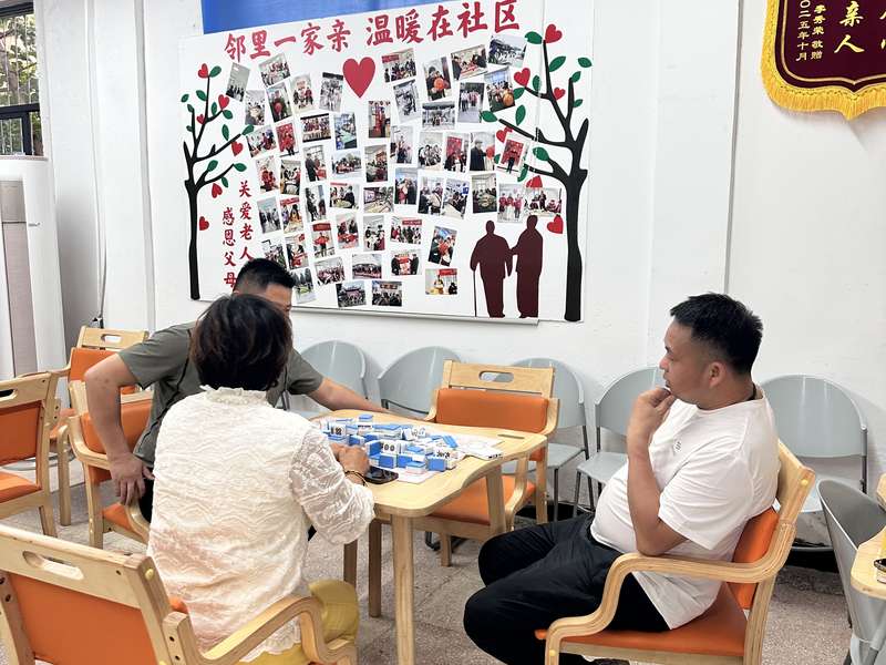 鹿邑社区养老驿站室内活动场景,老人在温馨环境中参加日常文娱与社交活动。