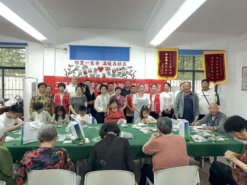 鹿邑社区养老驿站棋牌与文娱活动,老人在社区日间照料中心享受休闲社交时光。