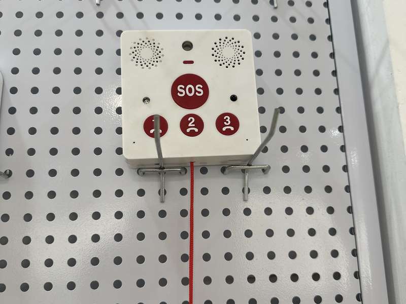 银龄智慧养老壁挂式SOS紧急呼叫按钮,安装于老人活动区域,一键触发平台告警。