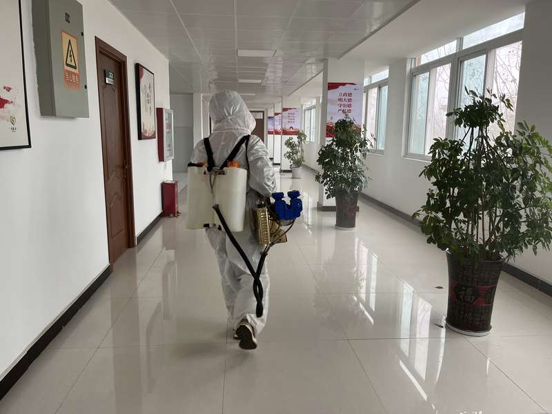 某某某小区夜间巡逻与安防巡检，物业保障社区安全。
