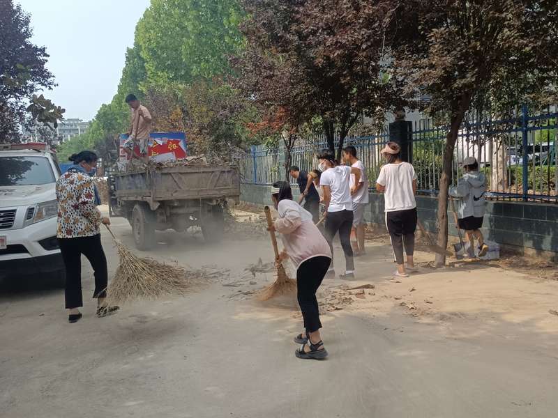 某某某小区垃圾分类收集与清运，物业落实环境卫生管理。