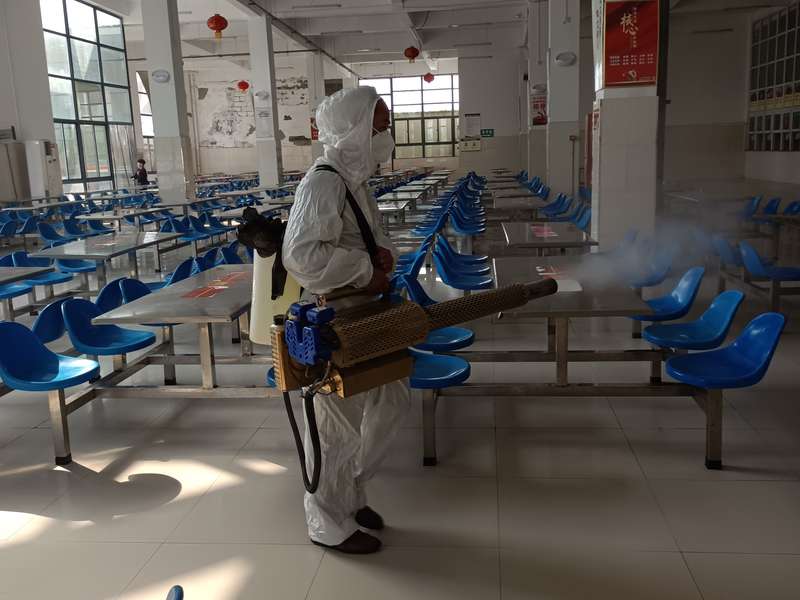 某某某小区地下车库保洁与标线维护，物业保障停车环境。