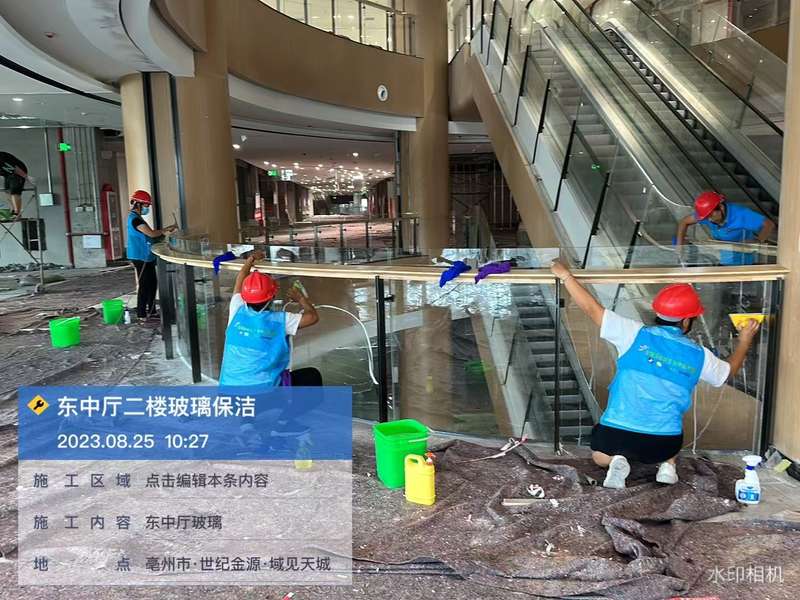 亳州市世纪金源·遇见天成方圆汇商场中庭二楼玻璃护栏保洁，商场开荒清洁。