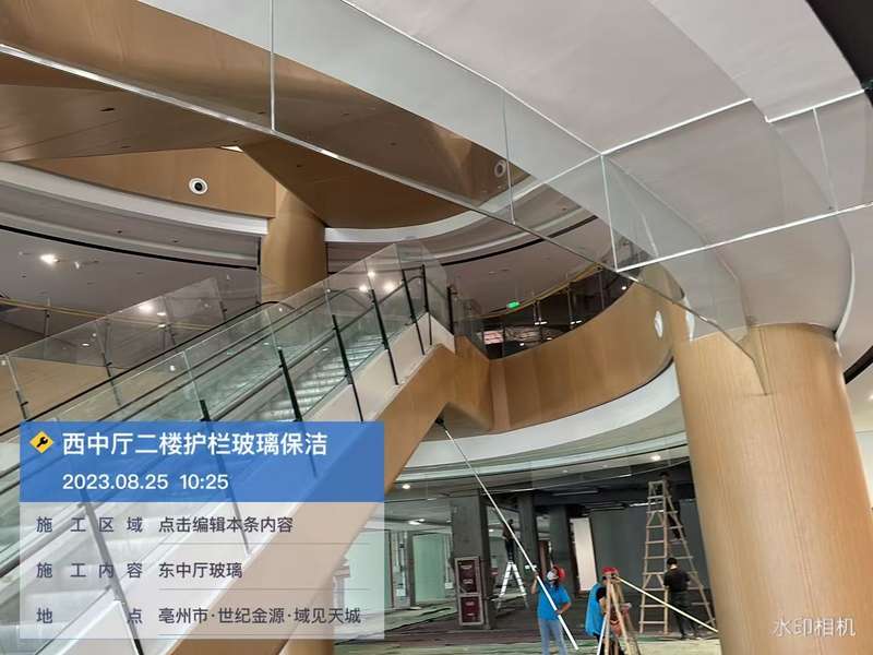 亳州市世纪金源·遇见天成方圆汇商场西中厅二楼护栏玻璃保洁，高空/高处玻璃清洁。