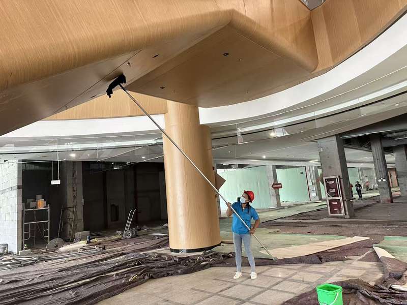亳州市世纪金源·遇见天成方圆汇商场内部顶面、高处结构清洁，长杆工具作业，商业空间开荒保洁。
