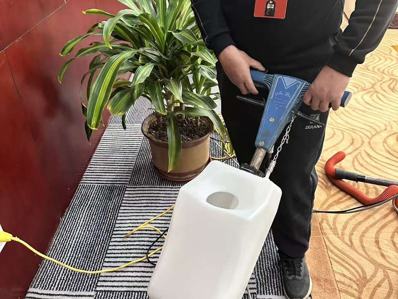 古井贡酒集团相关活动现场地毯清洗，作业人员佩戴古井贡酒·年份原浆嘉宾通行证，亳州名企保洁实证。