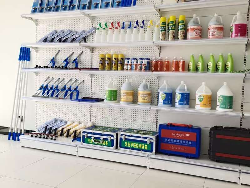 易尚家保洁门店产品展示区，清洁剂、工具、甲醛检测设备、家电清洗设备陈列。