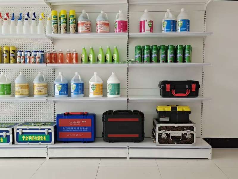 易尚家保洁门店设备区，甲醛检测箱、家电清洗设备、工具箱陈列。
