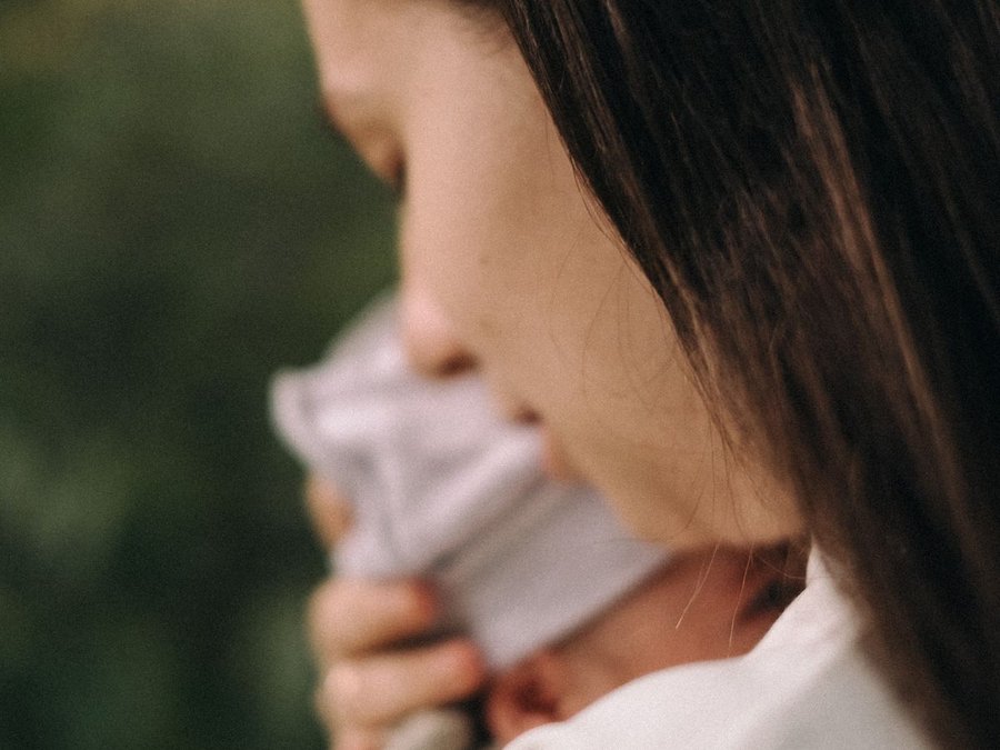 谯城区月嫂怀抱新生儿，母婴护理服务场景示意