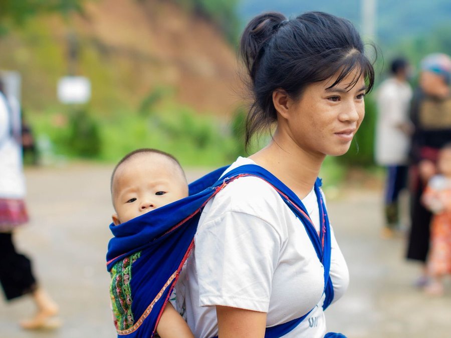鹿邑育婴师背抱幼儿外出安抚,母婴照护场景