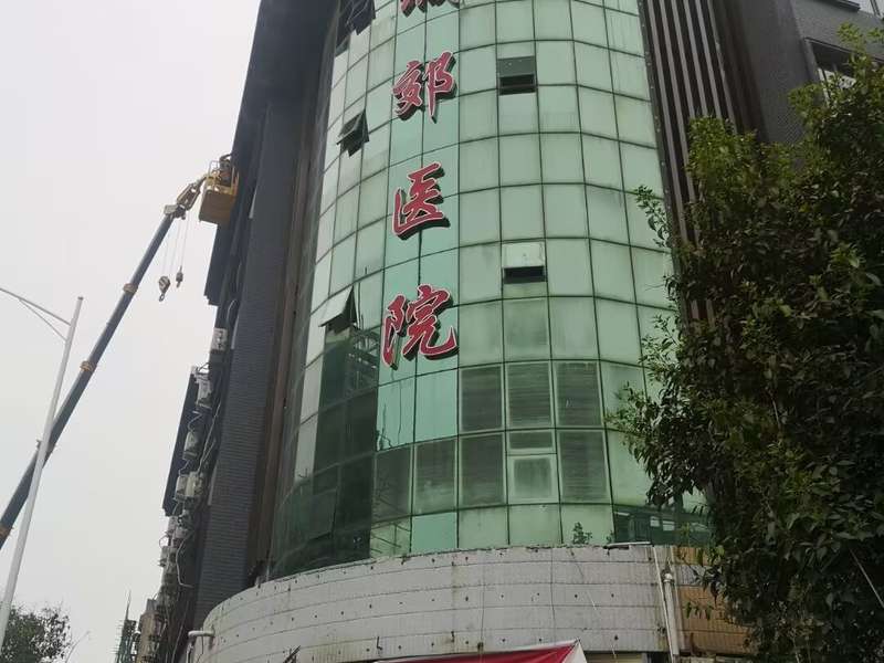 鹿邑县旧城改造沿街建筑外墙玻璃高空清洗,升降车高空作业,城市更新保洁。