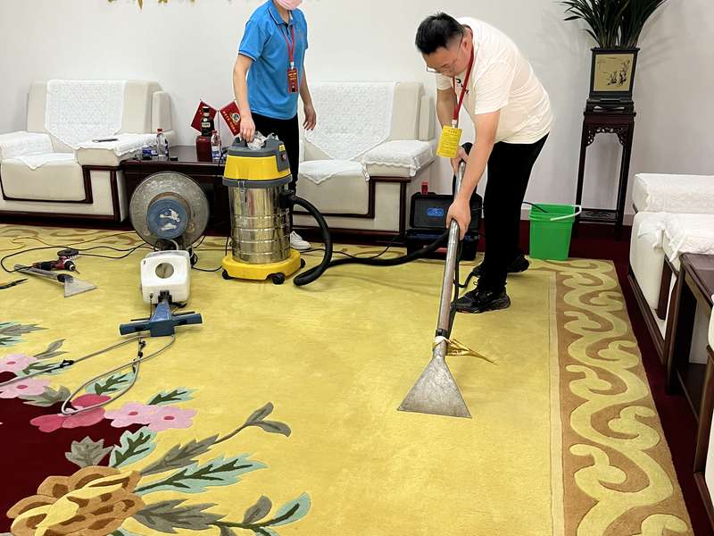 鹿邑某医院外墙玻璃高空清洗作业,专业高空清洗服务(图片场景不公开具体医院名称)。