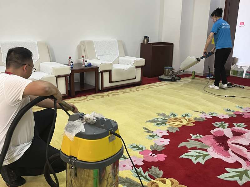 亳州知名白酒企业接待室地毯深度清洗,鹿邑美家家政专业地毯清洗设备作业。