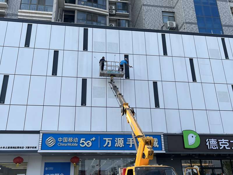 鹿邑大润城/万源手机城外立面高空清洗,中国移动门店上方幕墙清洁(与018同场景)。
