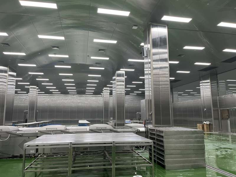 锅圈食汇旗下食品工厂车间不锈钢设备与环境清洁,工厂高标准保洁作业。