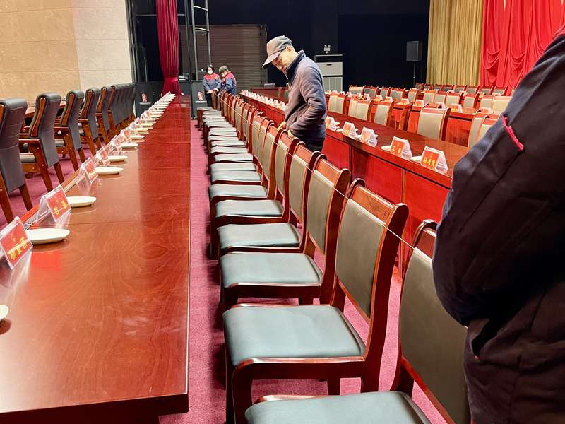 鹿邑县人大/政协会议会场保洁后实景,红色座椅与庄严会场布置,连续8年指定会场保洁服务。