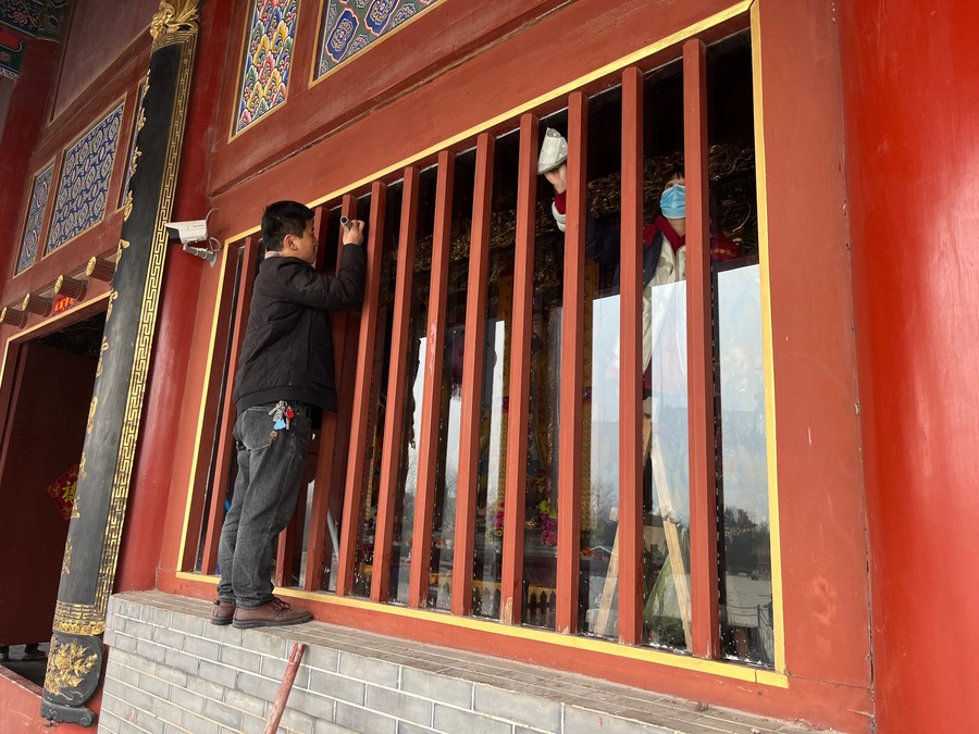 鹿邑美家保洁人员清洁古建筑木格窗
