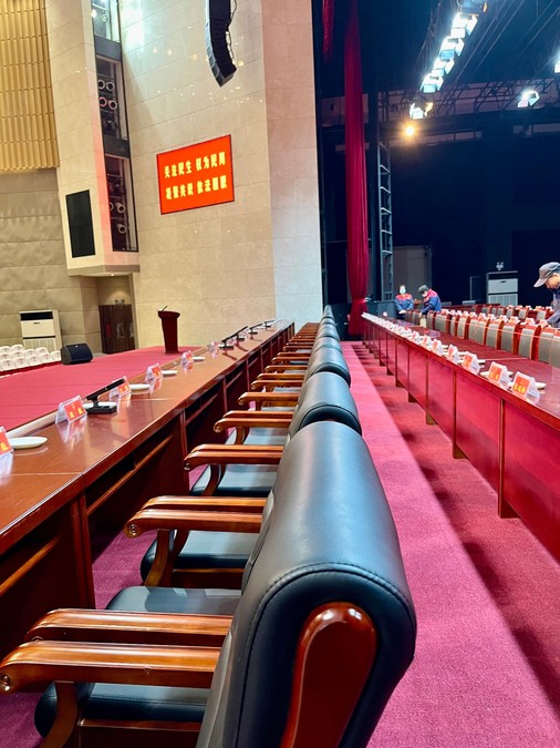 鹿邑美家保洁团队清洁大型会议厅地毯座椅