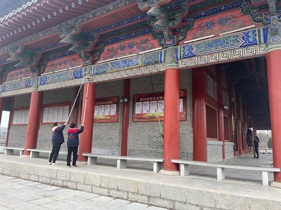 鹿邑美家保洁团队清洁古建筑彩绘梁柱与外立面