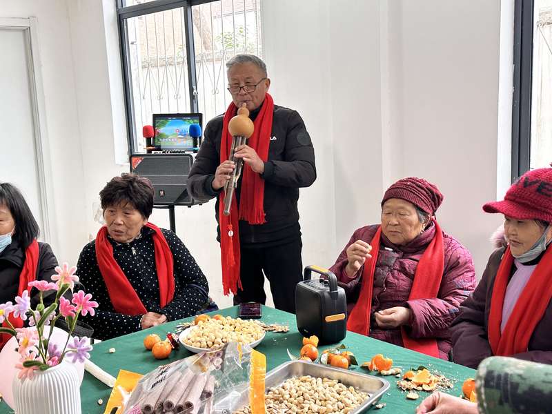 鹿邑社区养老驿站文娱活动,老人表演葫芦丝,日间照料中心丰富精神文化生活。