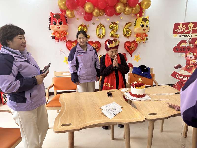 鹿邑社区养老驿站为老人举办生日会,戴皇冠、切蛋糕,体现日间照料人文关怀。