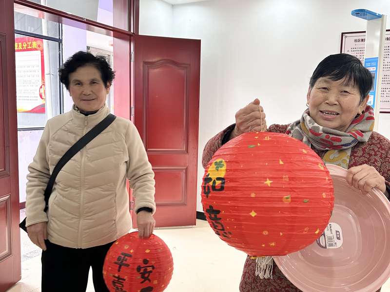 鹿邑社区老人展示亲手制作的节日灯笼,日间照料中心文娱活动成果。