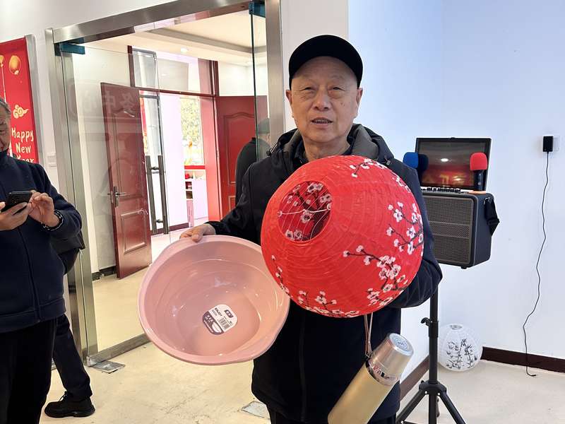 鹿邑社区养老驿站老人手持花灯合影,节日关怀活动。