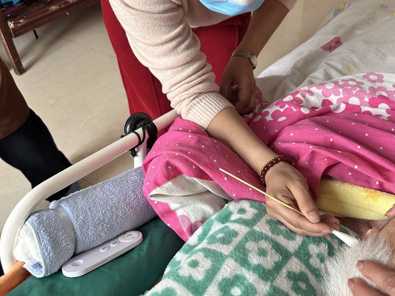 鹿邑上门照护服务,护理员为卧床老人进行日常清洁/生活护理。