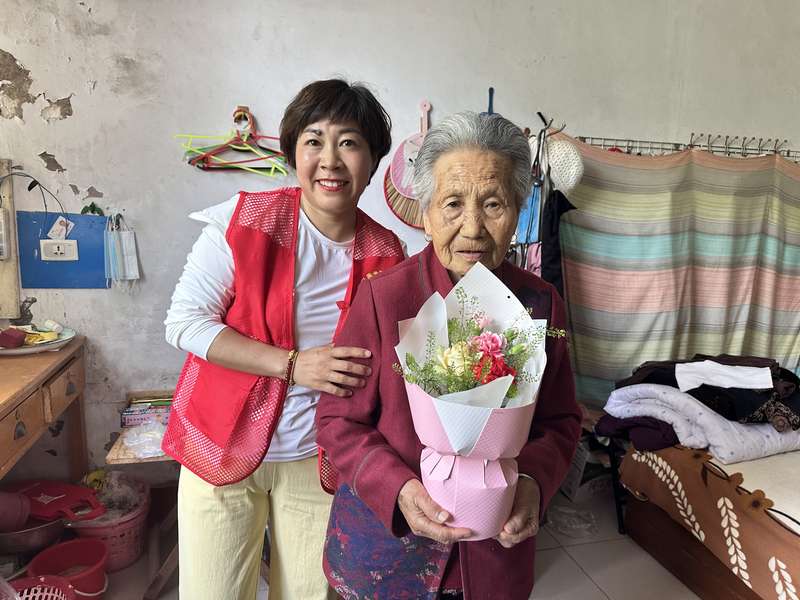 鹿邑上门养老服务,护理员入户为居家老人送上关怀与鲜花,体现上门六助中生活照料的人文温度。