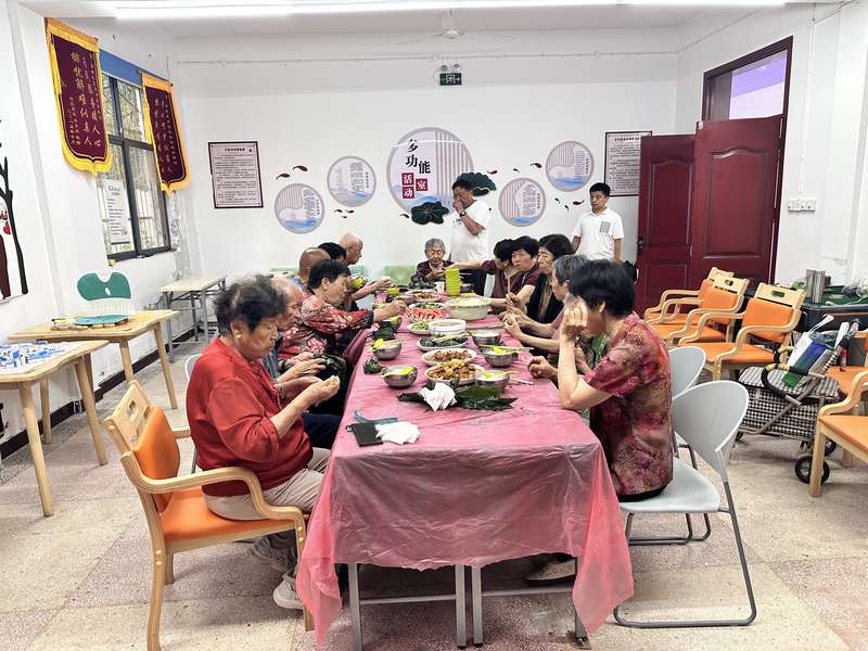 鹿邑社区养老驿站老人围坐参与活动,日间照料中心营造邻里互助、老有所乐的社区氛围。